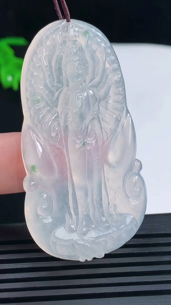 天然A货翡翠种飘花千手观音菩萨吊坠，尺寸60-33-5.2 重量:20.91g
6月14日