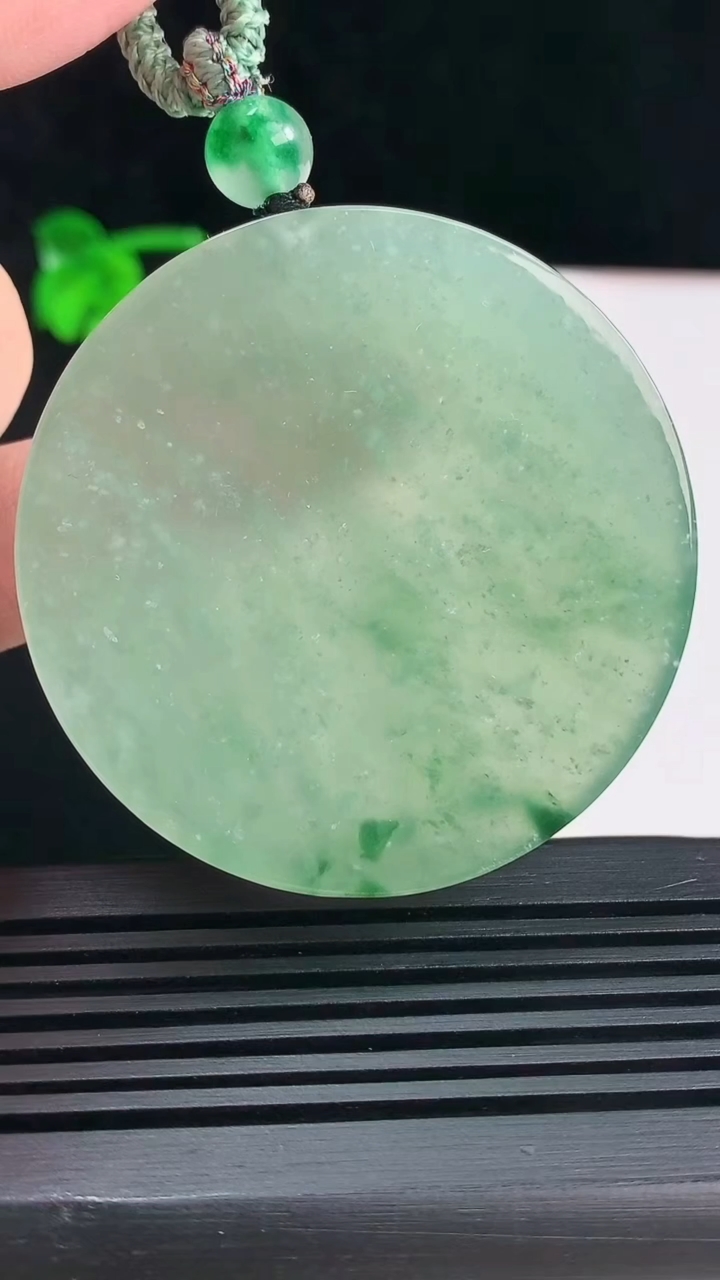 天然A货翡翠种飘花无事牌吊坠，尺寸51.5-5.2 重量:39.36g
6月14日