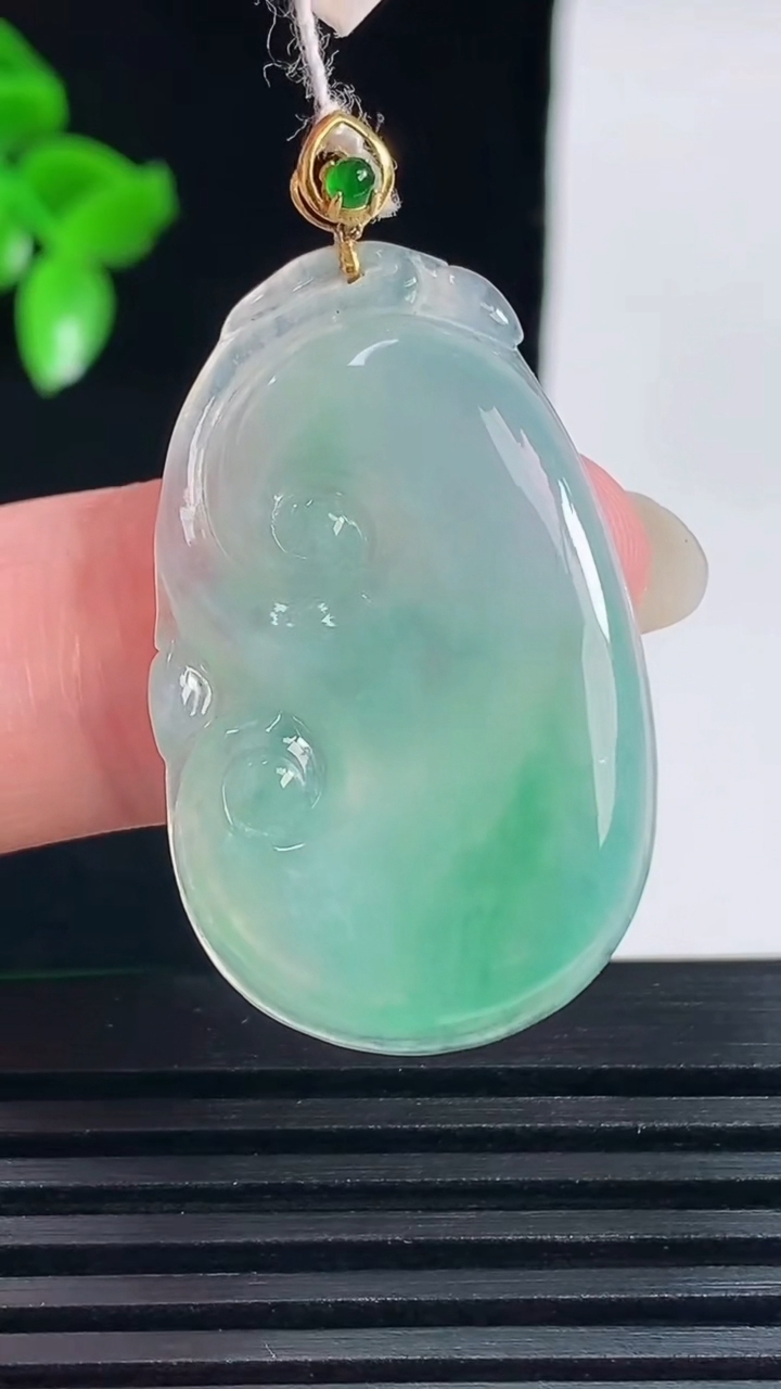 天然A货翡翠如意吊坠，尺寸33-20-3.4重量:5.09g
6月14日