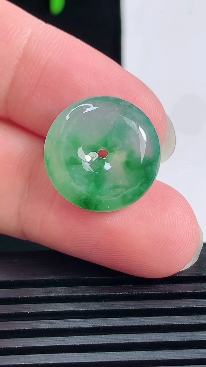 天然A货翡翠冰种飘花平安扣吊坠，尺寸17.6-5.8 重量:3.60g
6月14日