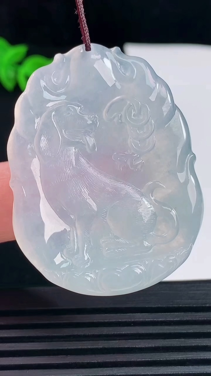 天然A货翡翠生肖狗牌吊坠，尺寸45-35-4.2重量:16.93g
6月14日