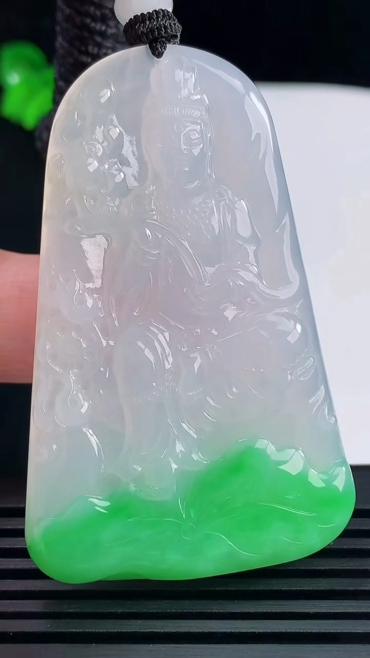天然A货翡翠大势至菩萨吊坠，尺寸60.5-38.5-5 重量:25.87g
6月14日