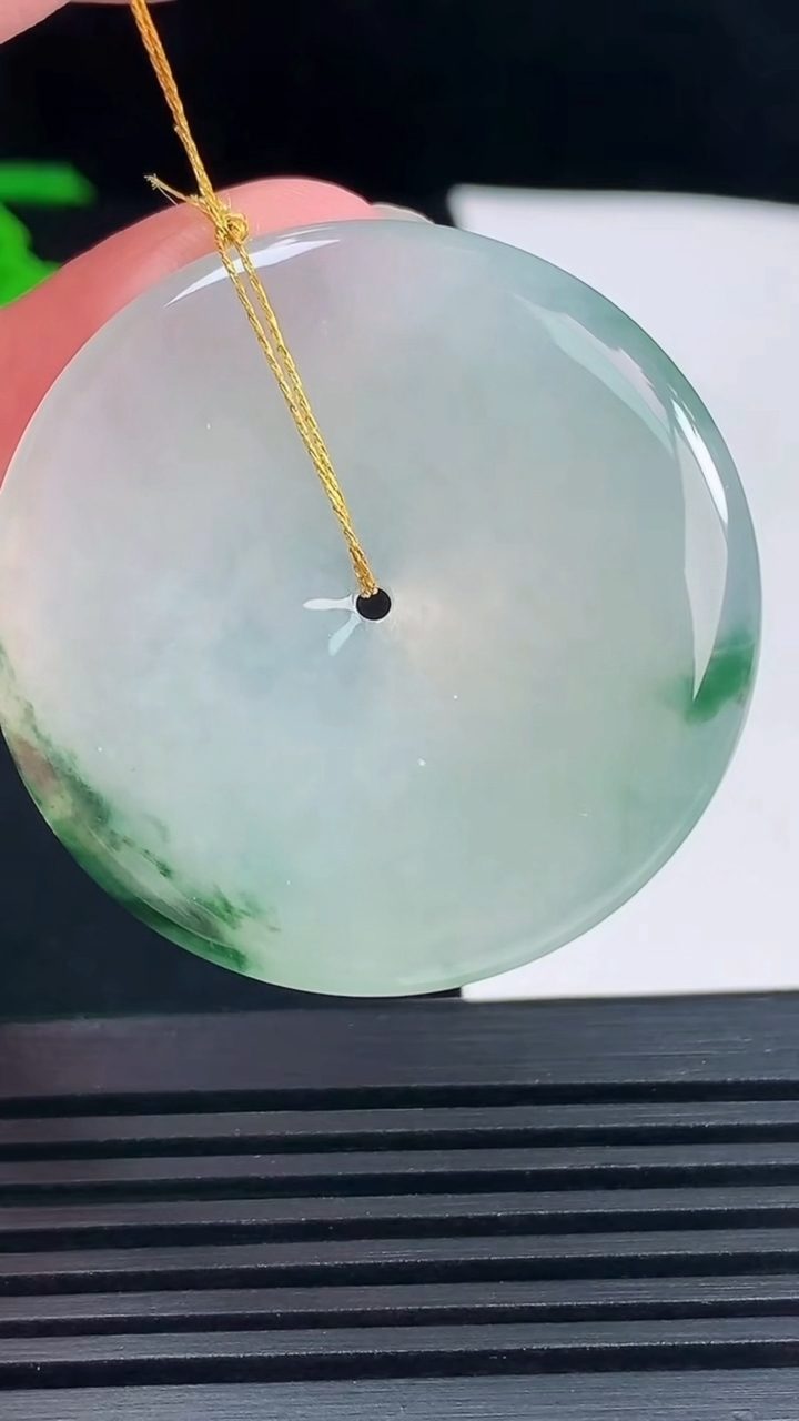 天然A货翡翠飘花平安扣吊坠，尺寸38-5 重量:16.09g
6月14日