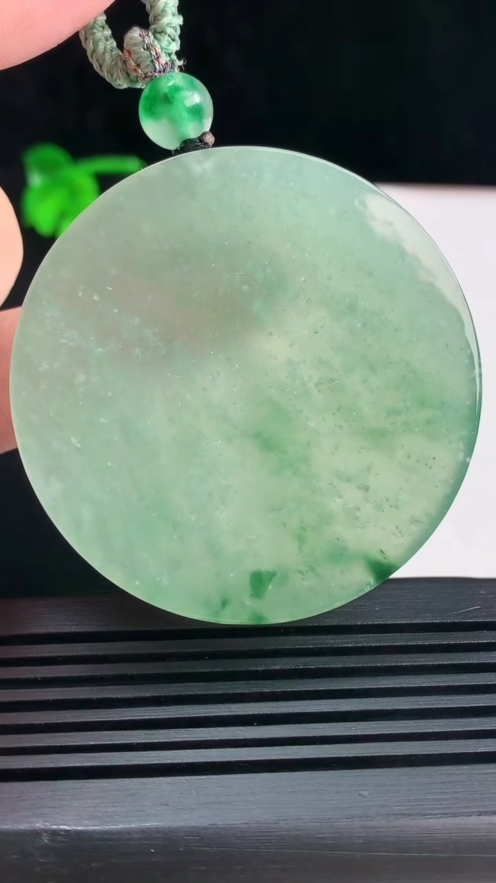 天然A货翡翠种飘花无事牌吊坠，尺寸51.5-5.2 重量:39.36g
6月14日