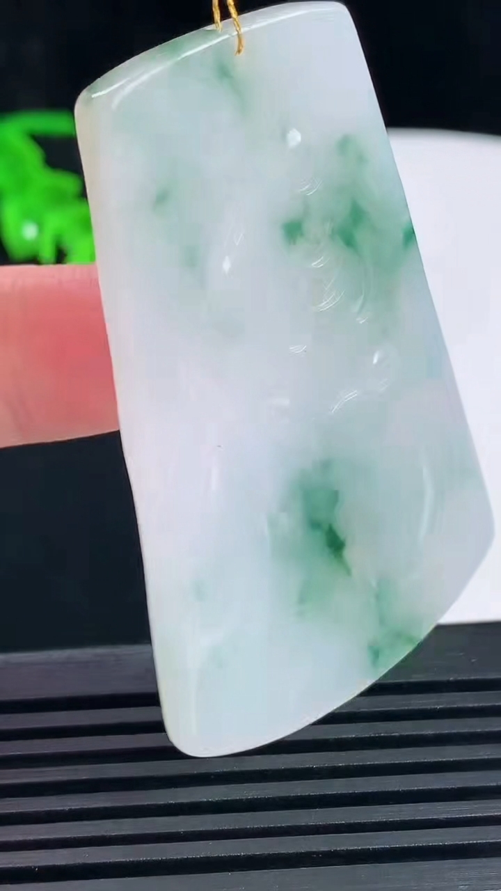 天然A货翡翠飘花大势至菩萨吊坠，尺寸60-39-5 重量:28.08g
6月14日