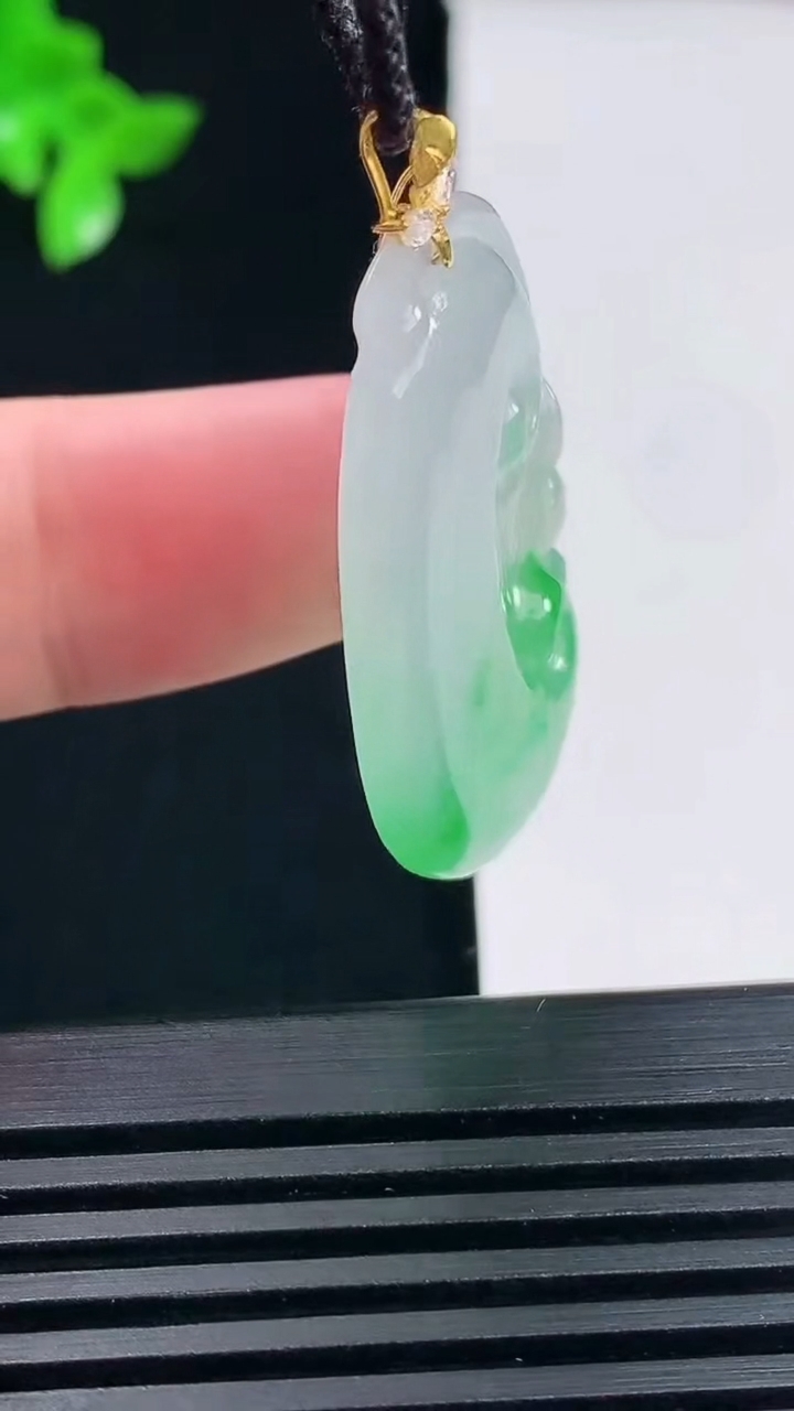 天然A货翡翠如意吊坠，尺寸34-22-5 重量:7.13g
6月14日