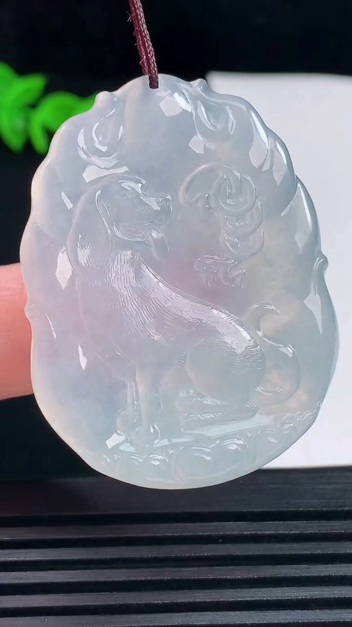天然A货翡翠生肖狗牌吊坠，尺寸45-35-4.2重量:16.93g
6月14日