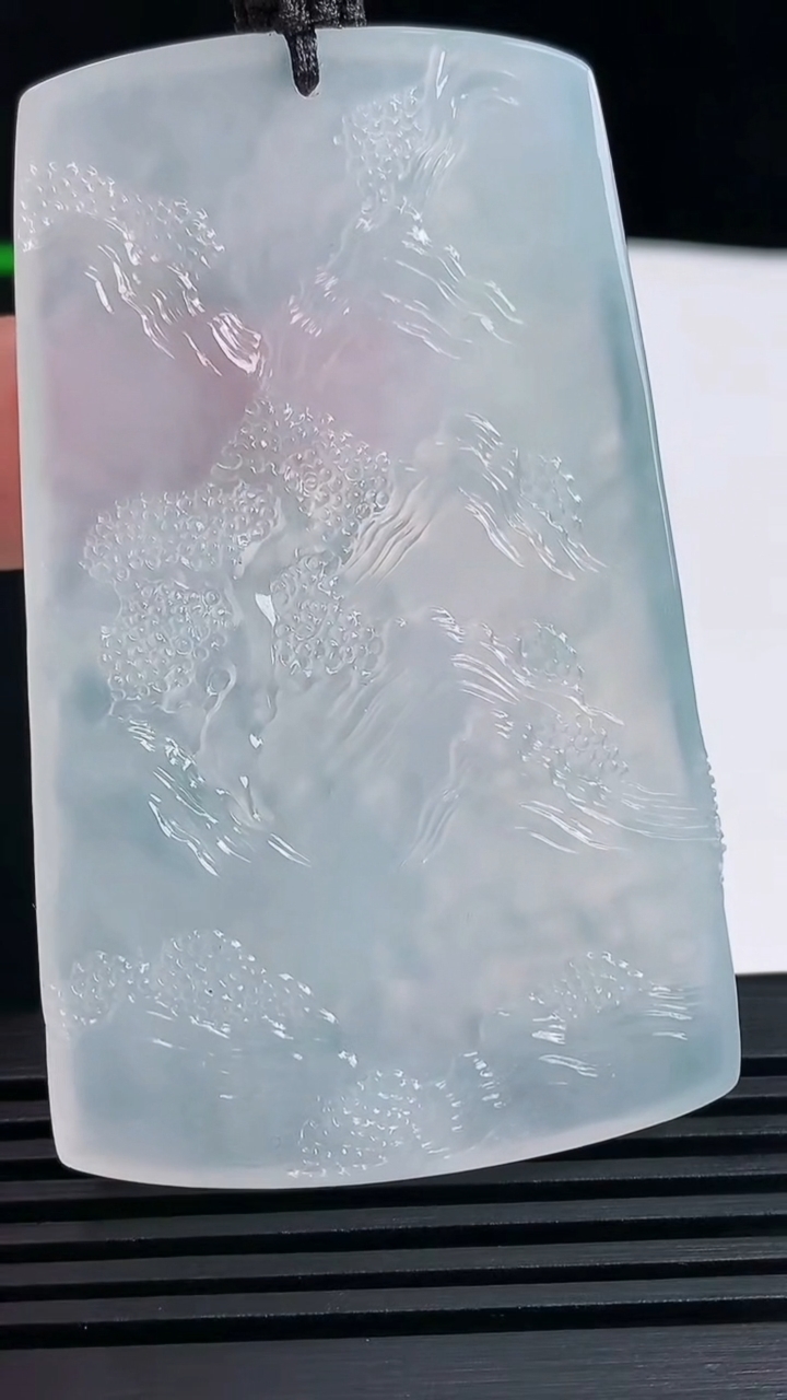 天然A货翡翠种白冰山水牌吊坠，尺寸67-41-5.2 重量:44.55g
6月14日