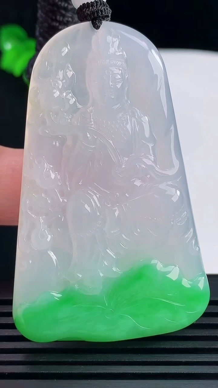 天然A货翡翠大势至菩萨吊坠，尺寸60.5-38.5-5 重量:25.87g
6月14日