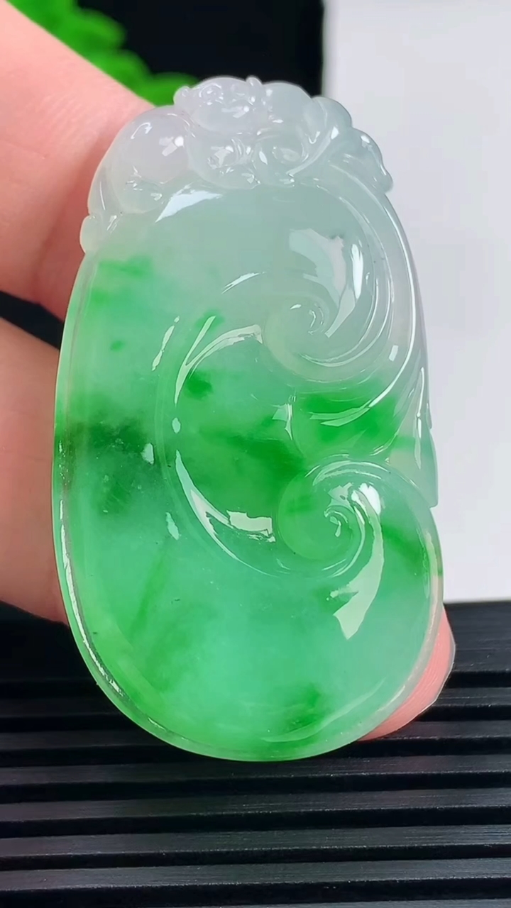 天然A货翡翠如意吊坠，尺寸47-26-7 重量:15.86g
6月14日