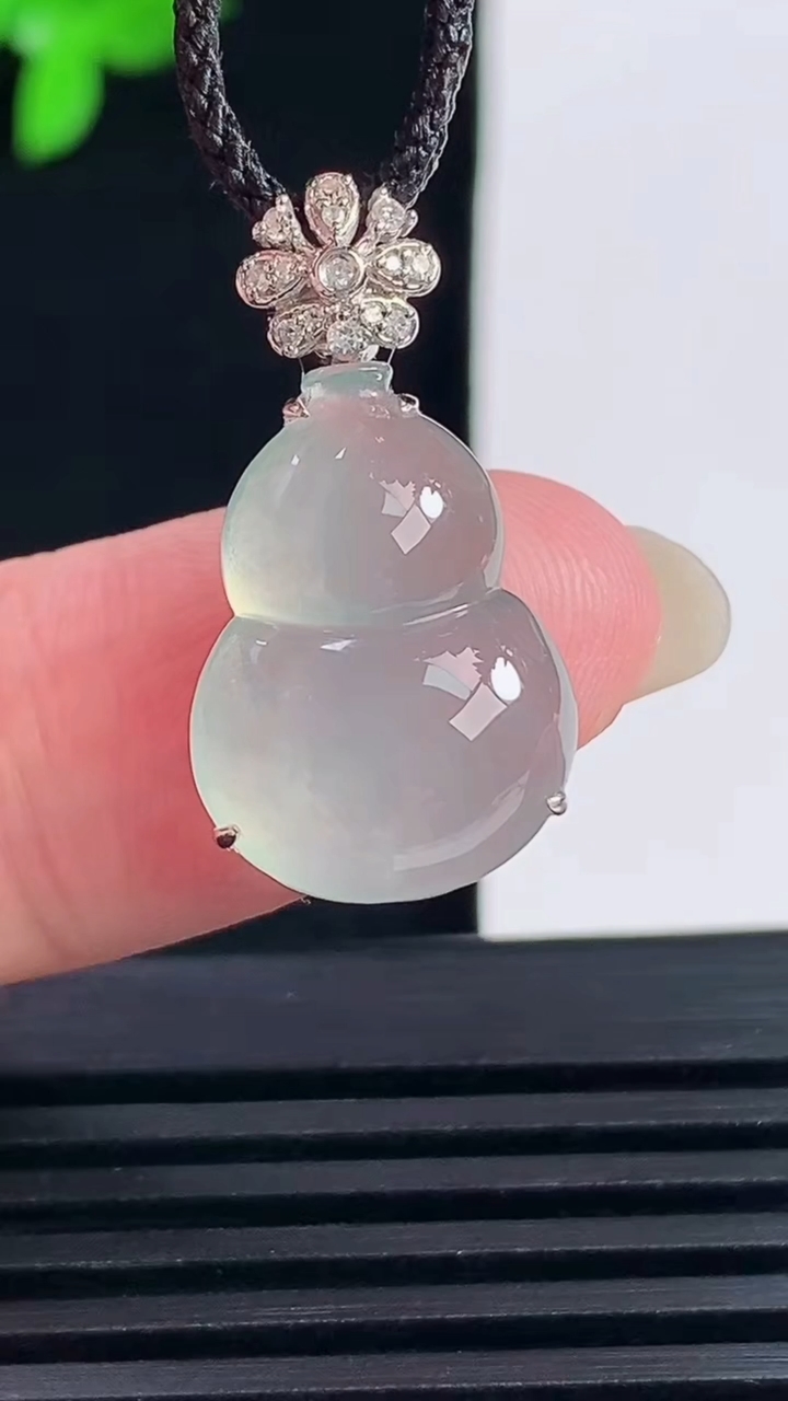 天然A货翡翠葫芦吊坠，尺寸24.6-13-8，裸石18.5-13 重量:2.86g
6月14日