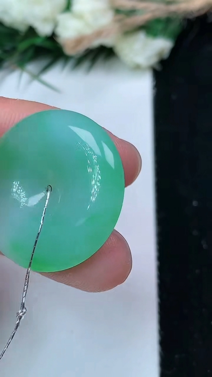 天然A货翡翠平安扣吊坠，尺寸24.3-4.9，重量:6.00g
6月14日