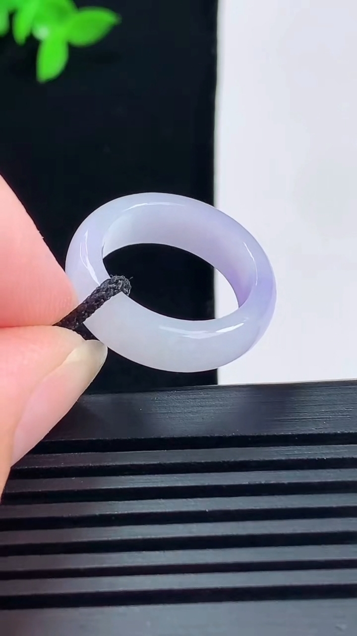 天然A货翡翠紫罗兰玉指环 戒指，尺寸15.8-5.6-3 重量:3.14g2026年6月14日
工厂直销收藏佳品,种好水足，色泽均匀，有种有色，上手高大气！