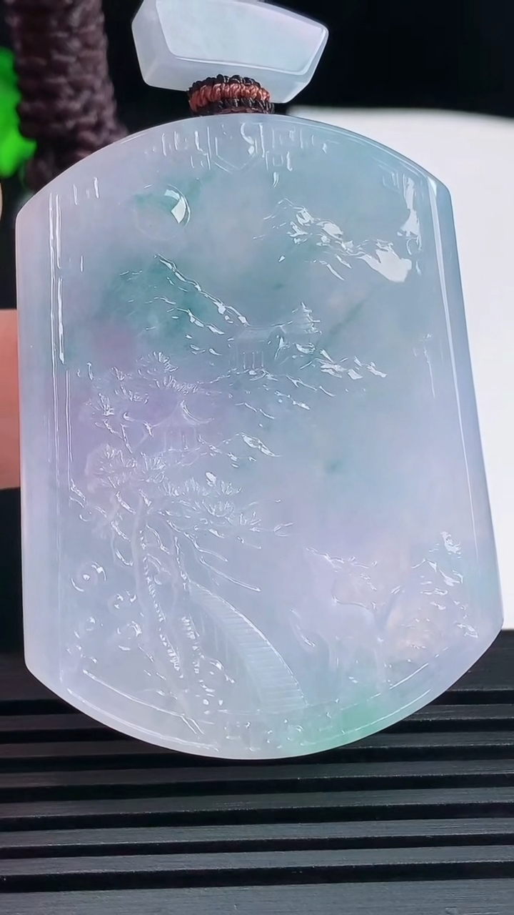 天然A货翡翠种紫罗兰 飘花山水牌吊坠，尺寸52.6-40-6 重量:40.90g
6月14日