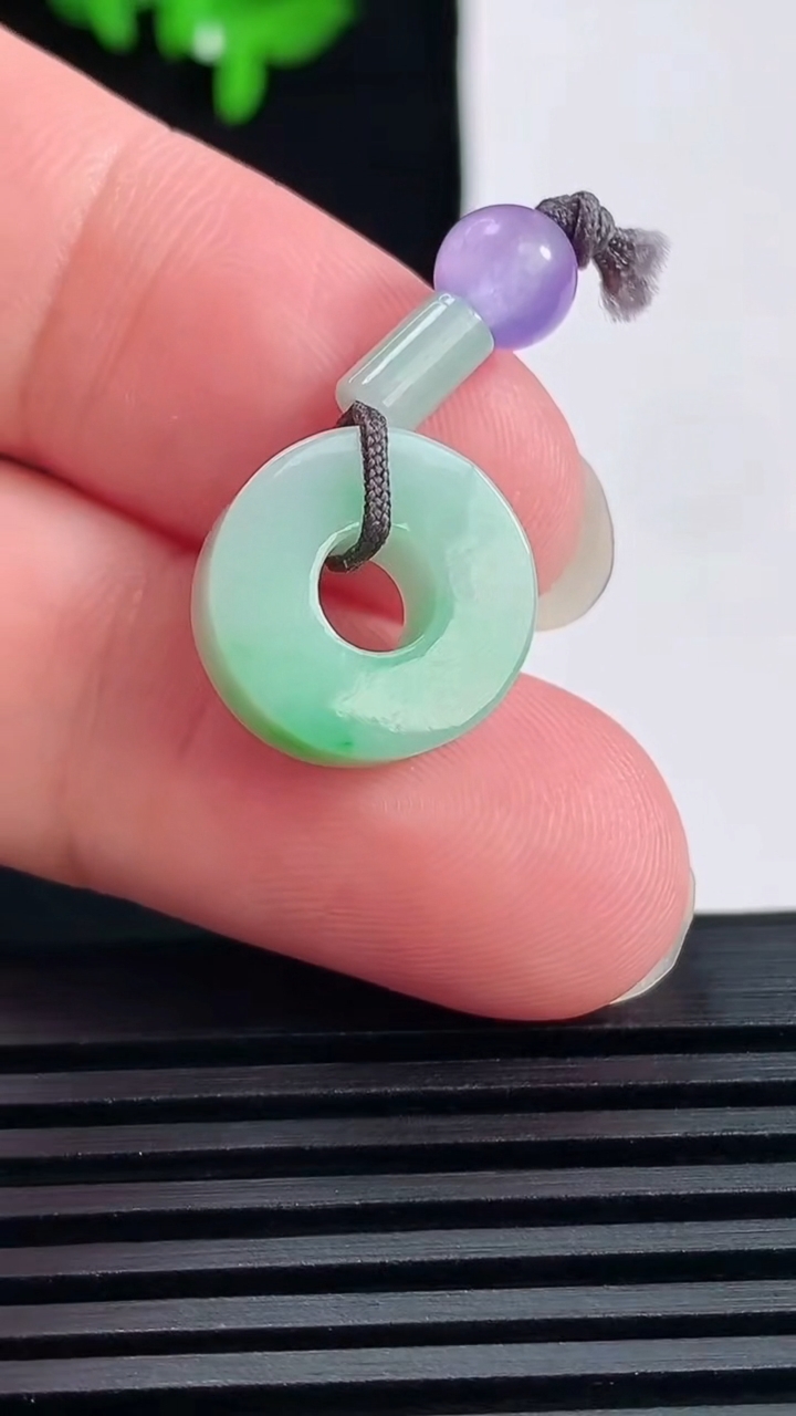 天然A货翡翠路路通吊坠，尺寸14-6.2 重量:3.32g
6月14日