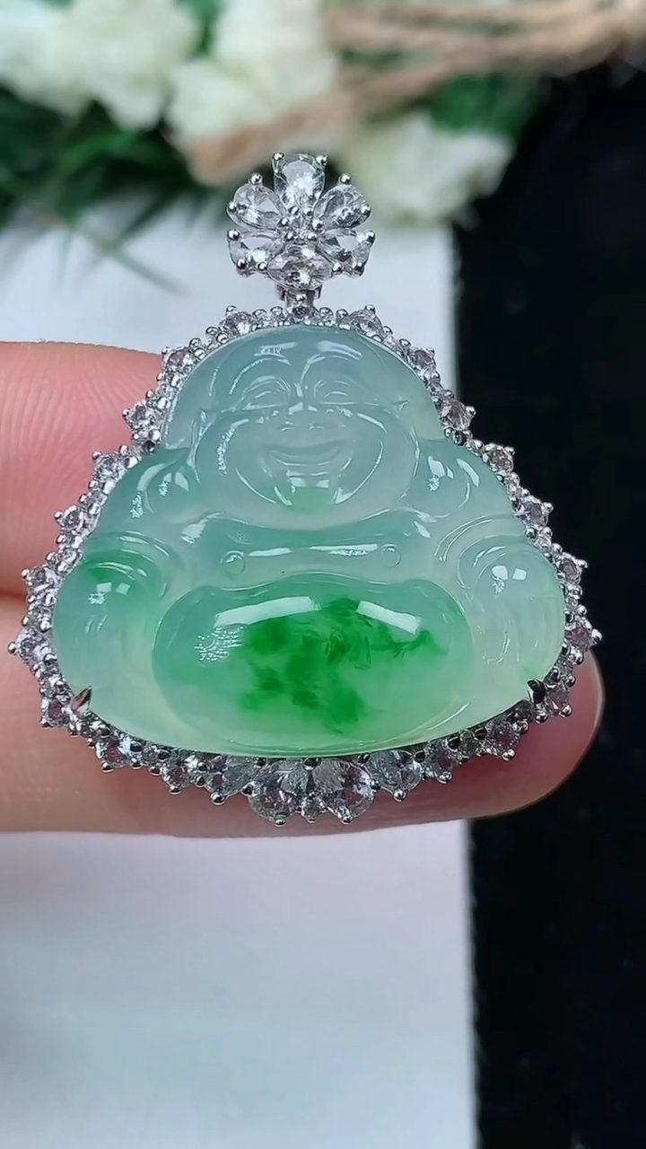 天然A货翡翠佛公吊坠，尺寸33.7-29-9，裸石20.9-24.6，重量:9.26g
6月14日