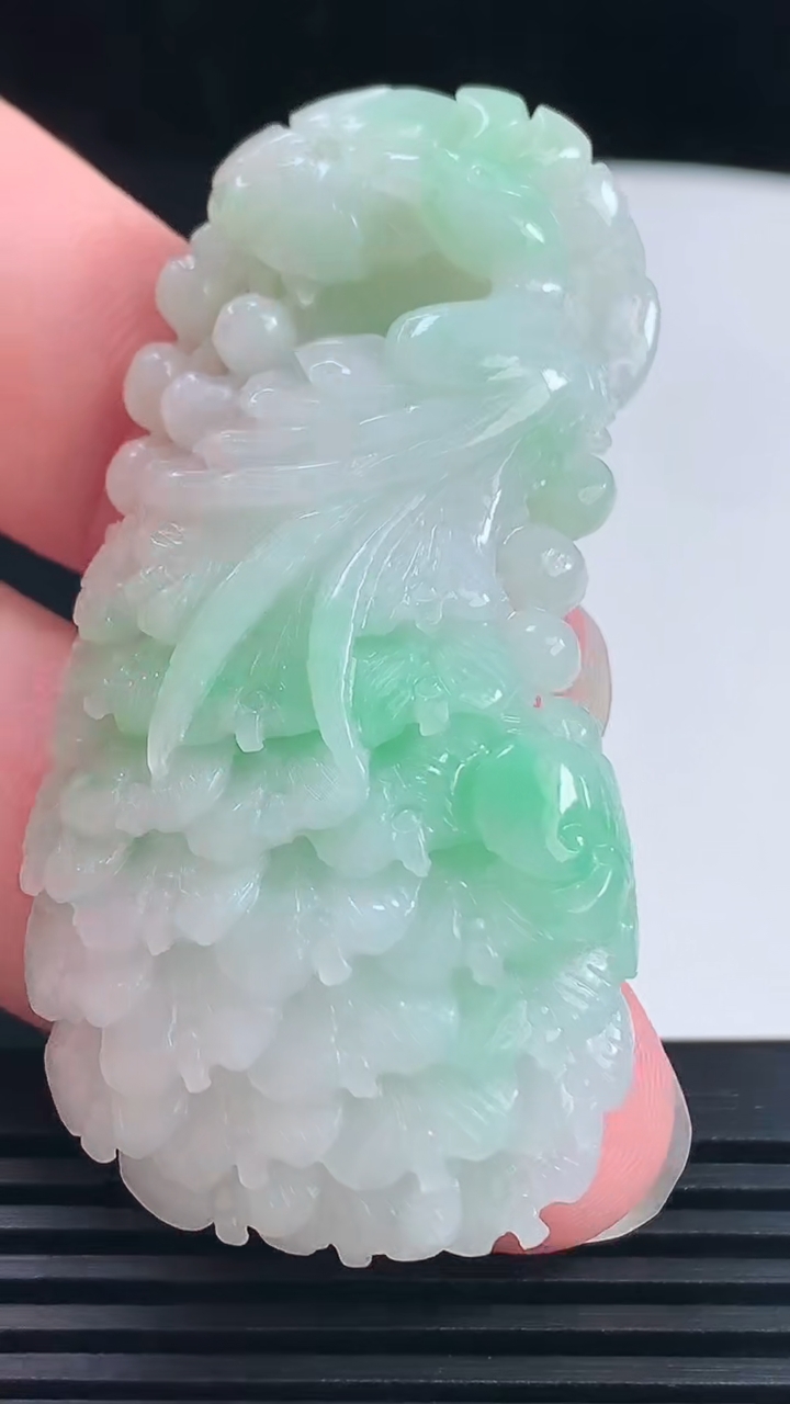 天然A货翡翠凤凰吊坠，尺寸57.5-28-12 重量:31.84g
6月14日