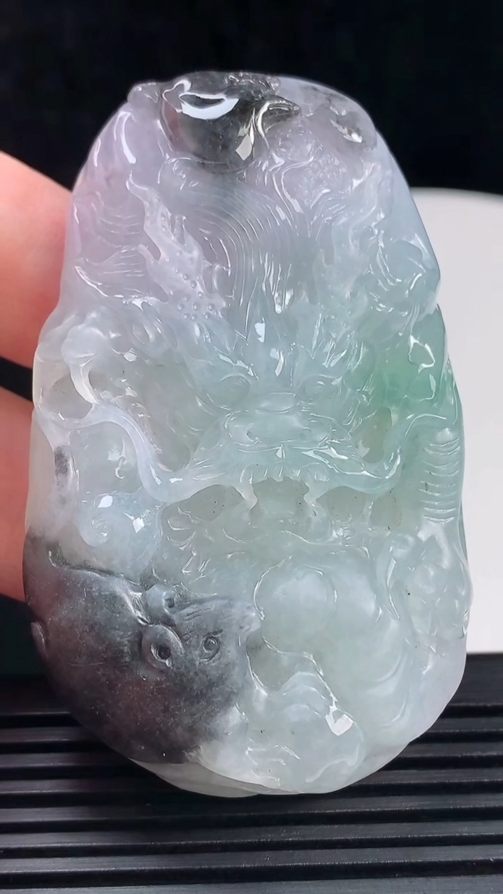 天然A货翡翠紫罗兰 飘花龙牌吊坠，尺寸69-43-11.6重量:76.09g
6月14日