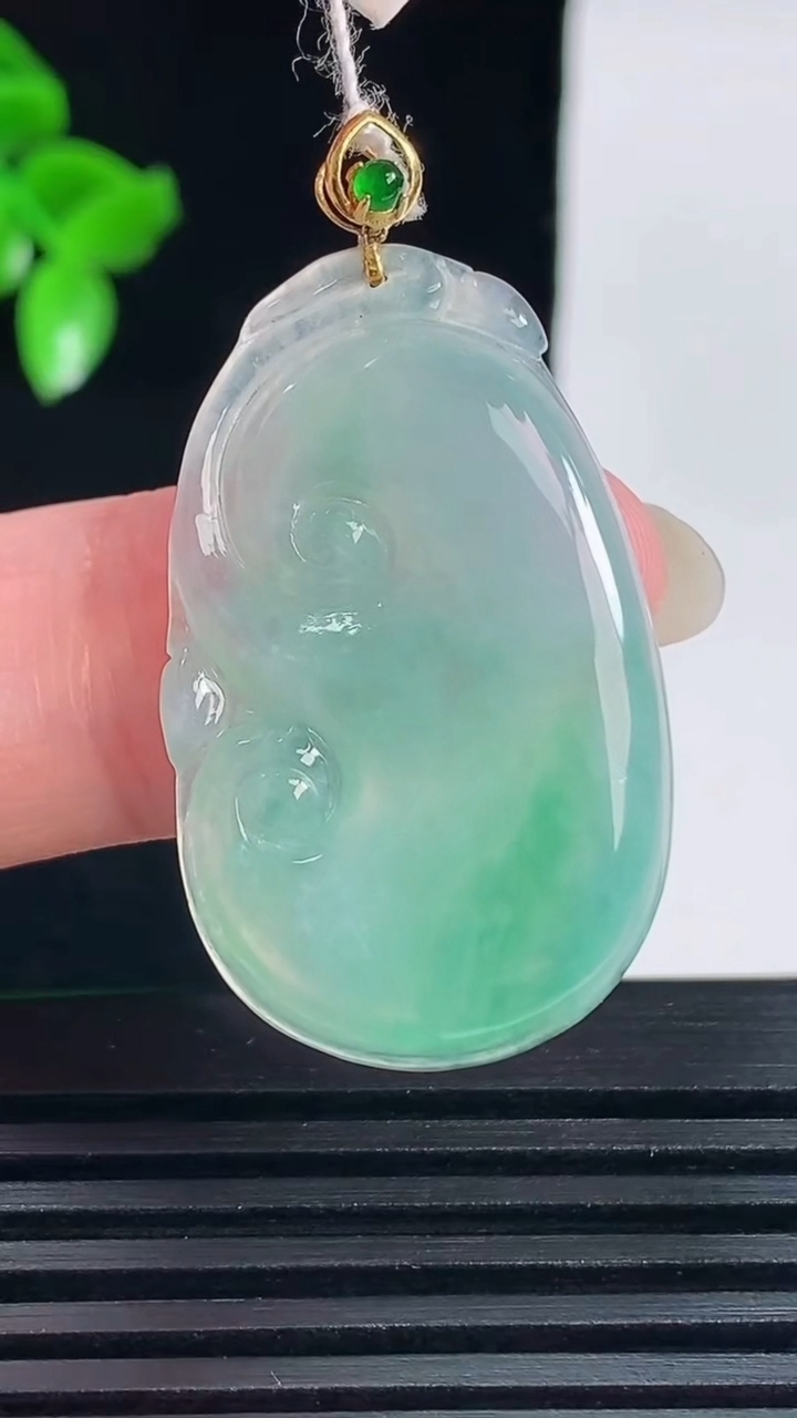 天然A货翡翠如意吊坠，尺寸33-20-3.4重量:5.09g
6月14日