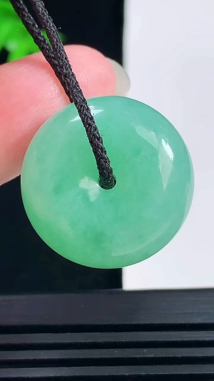 天然A货翡翠平安扣吊坠，尺寸23-11.2 重量:12.41g
6月14日