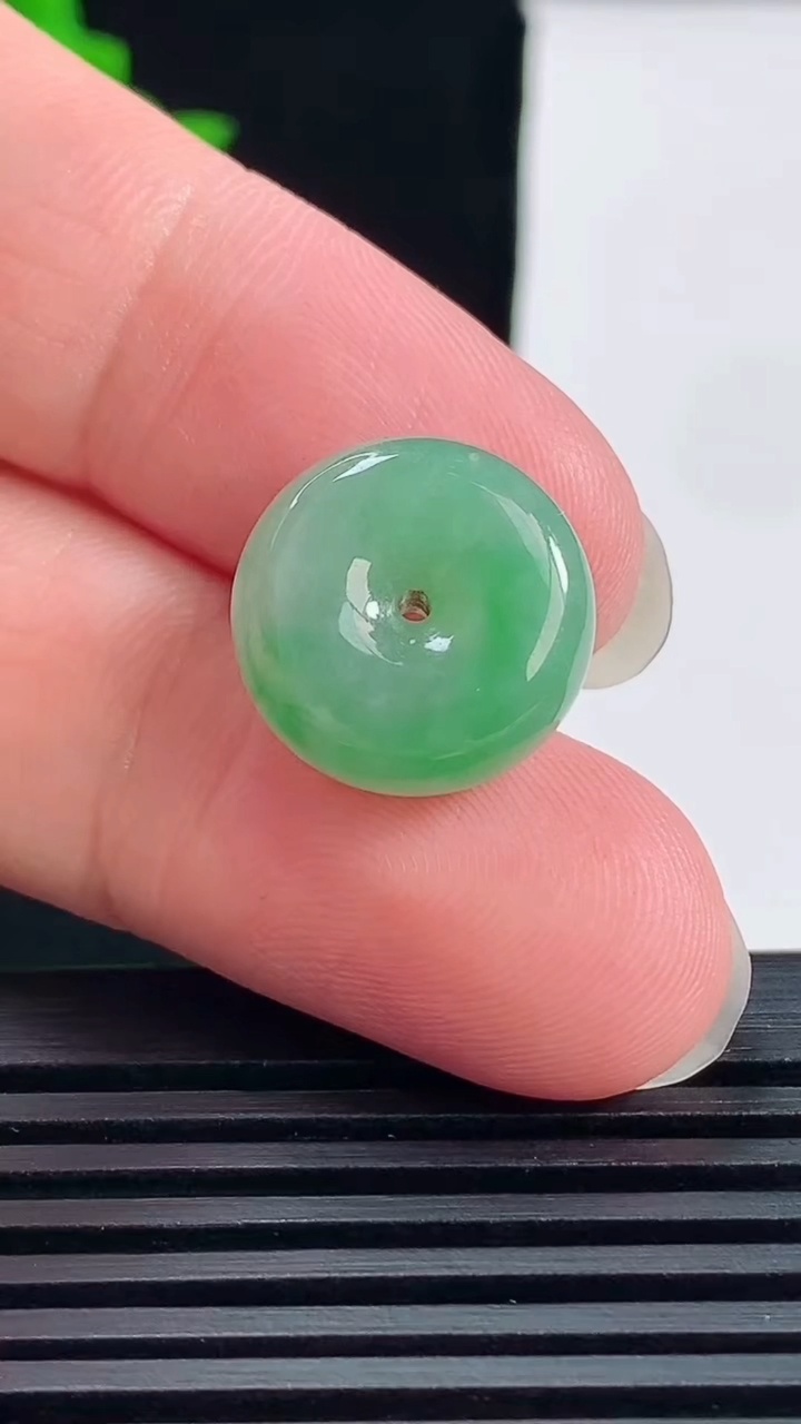 天然A货翡翠平安扣吊坠，尺寸15.5-7.2 重量:3.88g
6月14日