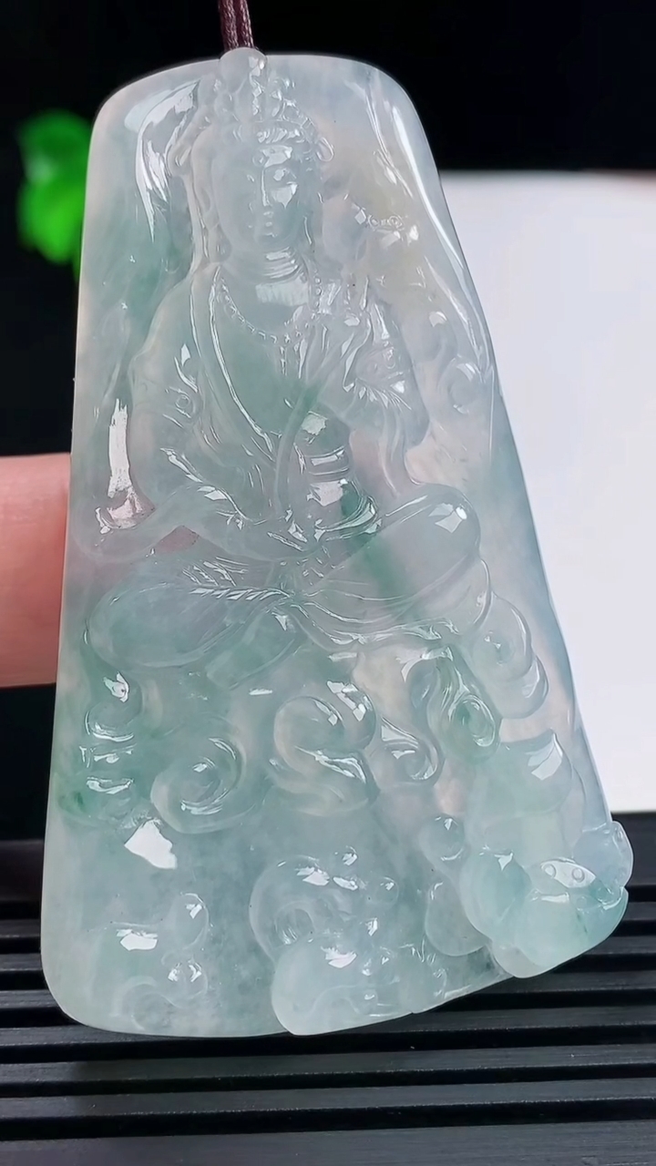 天然A货翡翠飘花大势至菩萨吊坠，尺寸62.5-39-6 重量:29.50g
6月14日