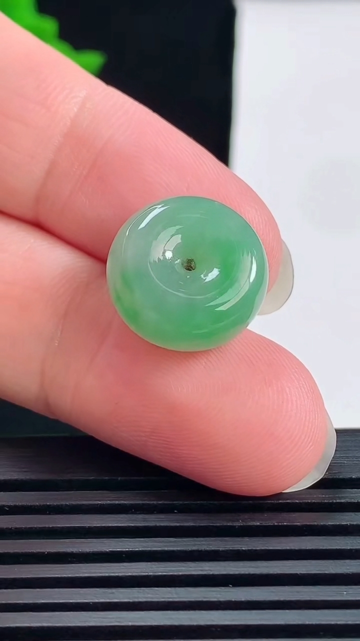 天然A货翡翠平安扣吊坠，尺寸15.5-7.2 重量:3.88g
6月14日