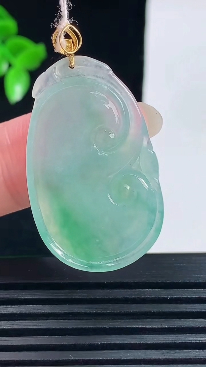 天然A货翡翠如意吊坠，尺寸33-20-3.4重量:5.09g
6月14日