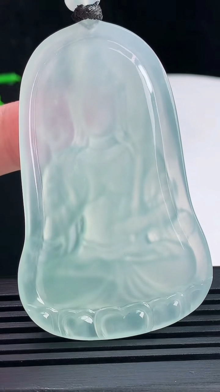 天然A货翡翠虚空藏菩萨吊坠，尺寸65-41.5-5.5 重量:34.71g
6月14日