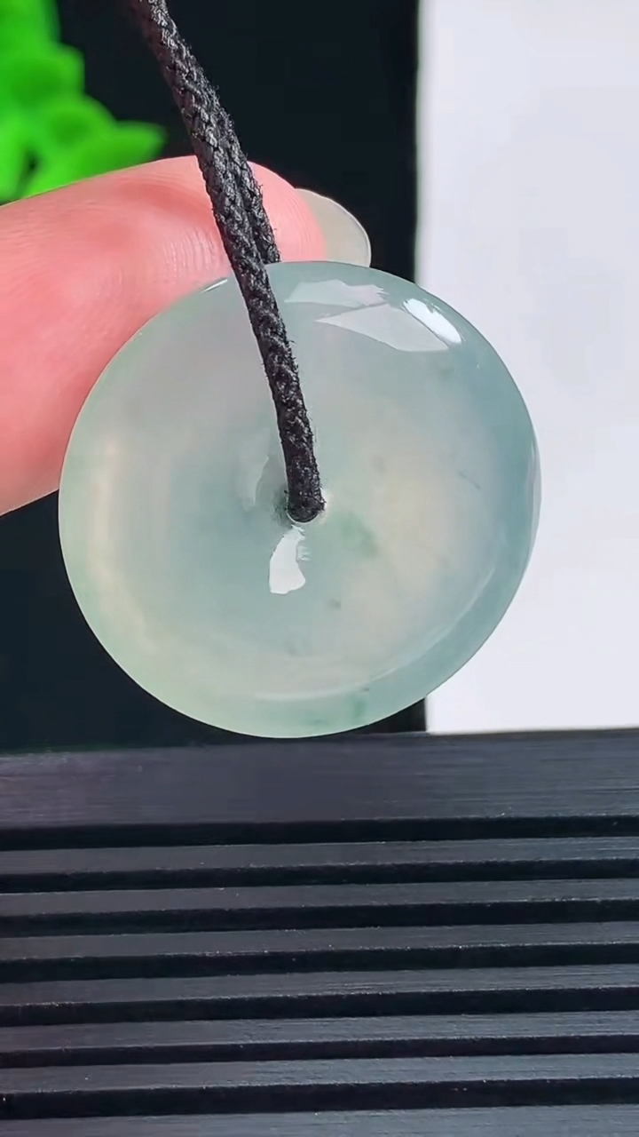 天然A货翡翠冰种飘花平安扣吊坠，尺寸25-4.2 重量:5.67g
6月14日