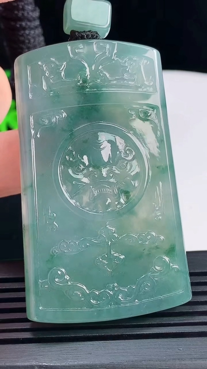 天然A货翡翠种飘花仿古无事牌吊坠，尺寸62.5-38-5.5 重量:41.01g
6月14日
