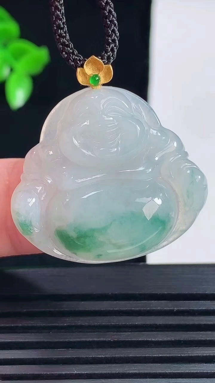 天然A货翡翠种飘花佛公吊坠，尺寸25.5-29-5.6重量:6.63g
6月14日