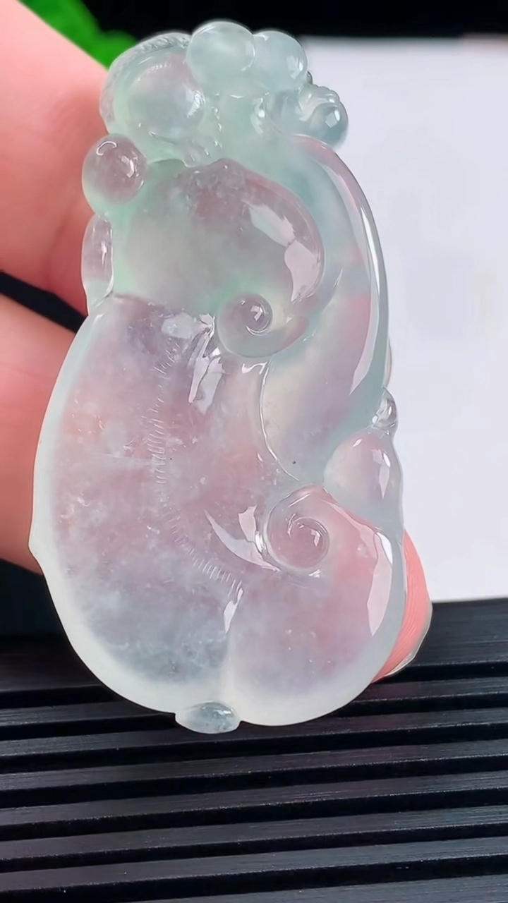 天然A货翡翠如意吊坠，尺寸51-26.6-5.6 重量:15.73g
6月14日