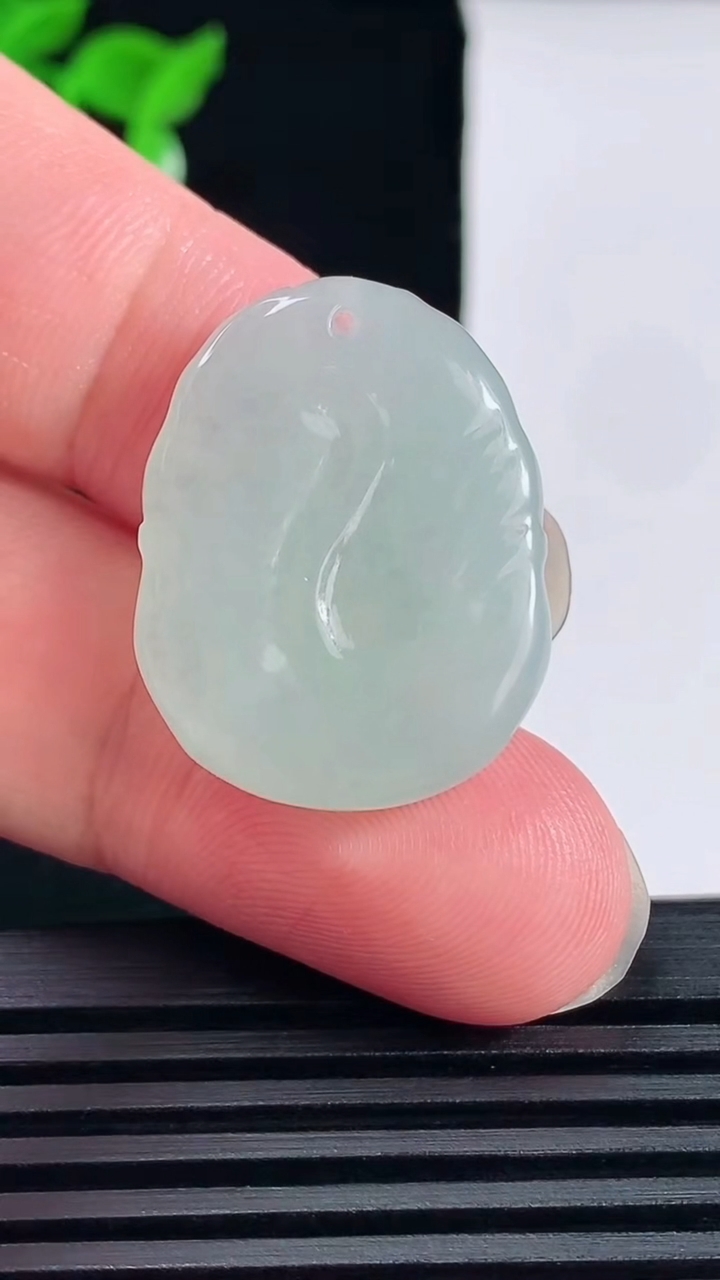 天然A货翡翠生肖猴吊坠，尺寸26.5-20.3-5.2重量:6.92g
6月14日