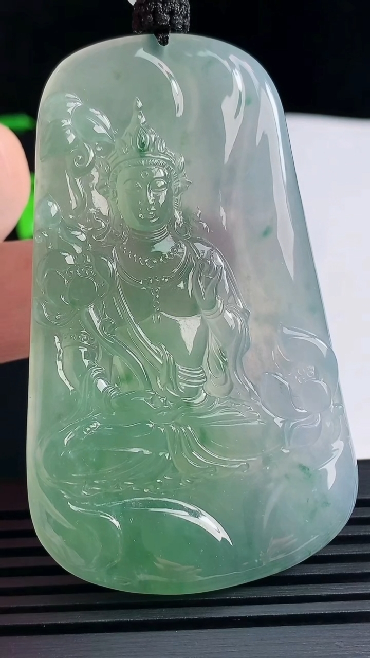 天然A货翡翠种春带彩 飘花大势至菩萨吊坠，尺寸69-41-5 重量:36.19g
6月14日