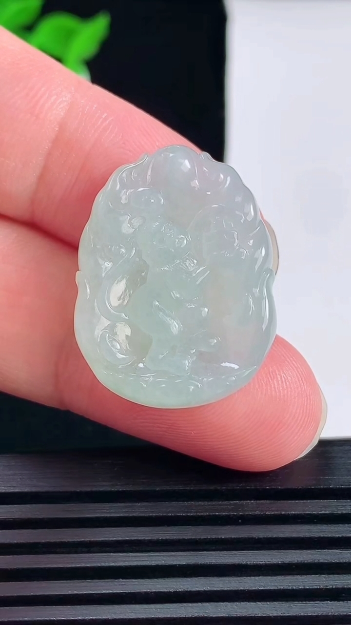 天然A货翡翠生肖猴吊坠，尺寸26.5-20.3-5.2重量:6.92g
6月14日