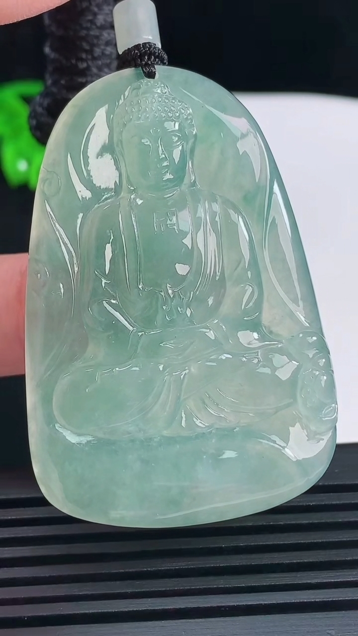 天然A货翡翠大日如来佛吊坠，尺寸55-37-5.2 重量:26.41g
6月14日