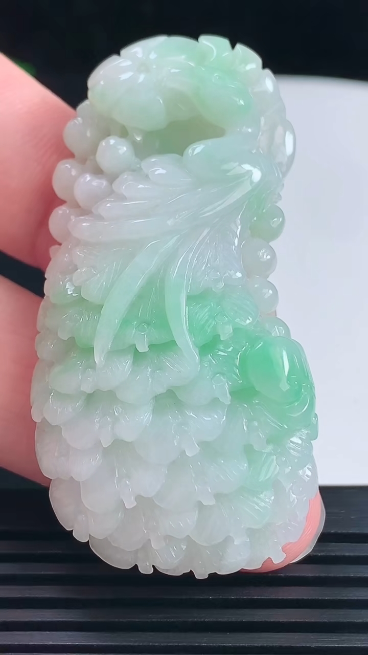 天然A货翡翠凤凰吊坠，尺寸57.5-28-12 重量:31.84g
6月14日