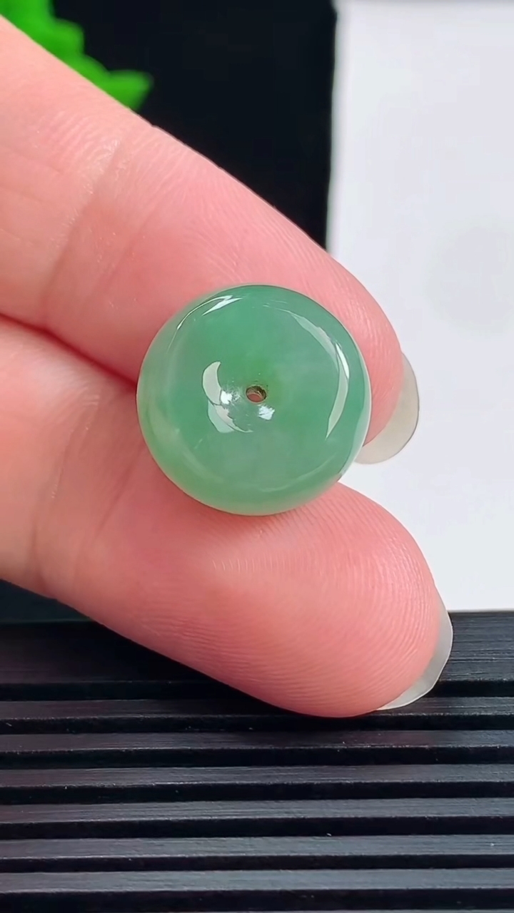 天然A货翡翠平安扣吊坠，尺寸15.5-7.2 重量:3.88g
6月14日