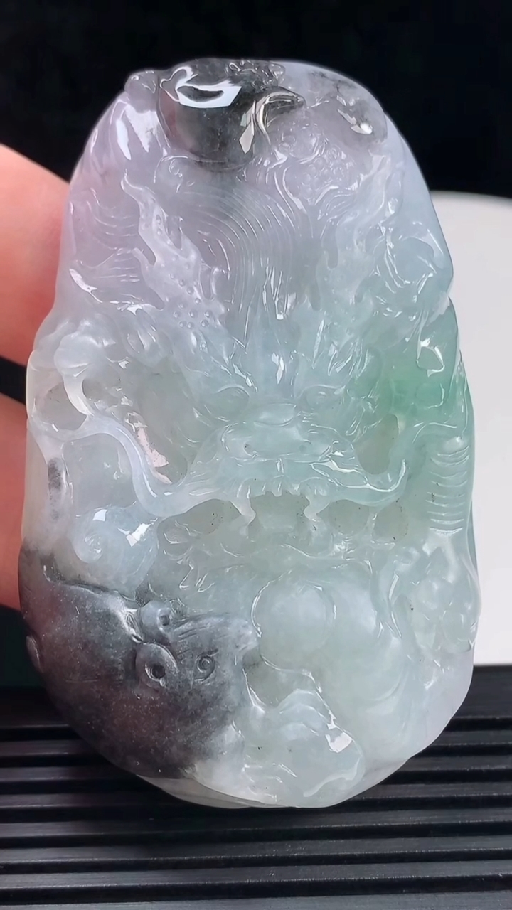 天然A货翡翠紫罗兰 飘花龙牌吊坠，尺寸69-43-11.6重量:76.09g
6月14日