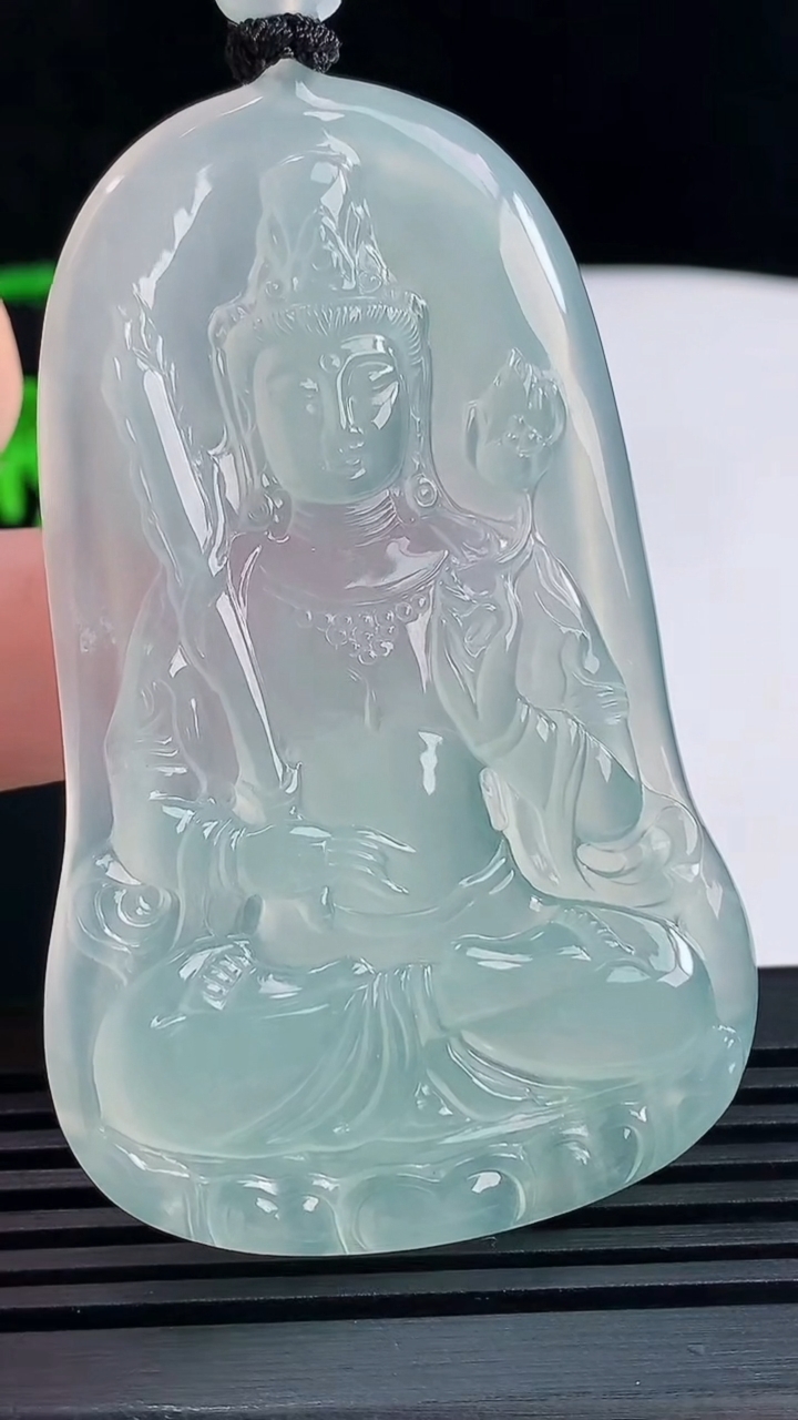 天然A货翡翠虚空藏菩萨吊坠，尺寸65-41.5-5.5 重量:34.71g
6月14日