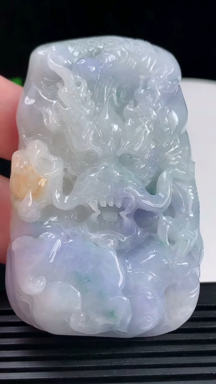 天然A货翡翠紫罗兰 飘花龙牌吊坠，尺寸70-42-12.7重量:85.41g
6月14日