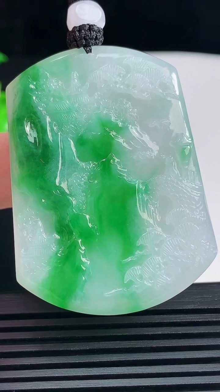 天然A货翡翠山水牌吊坠，尺寸52-39-5.5 重量:31.53g
6月14日