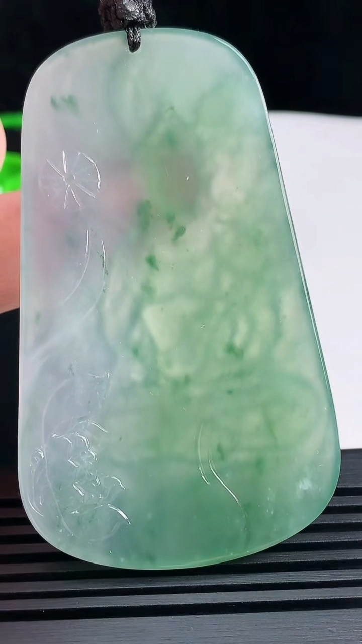 天然A货翡翠种春带彩 飘花大势至菩萨吊坠，尺寸69-41-5 重量:36.19g
6月14日
