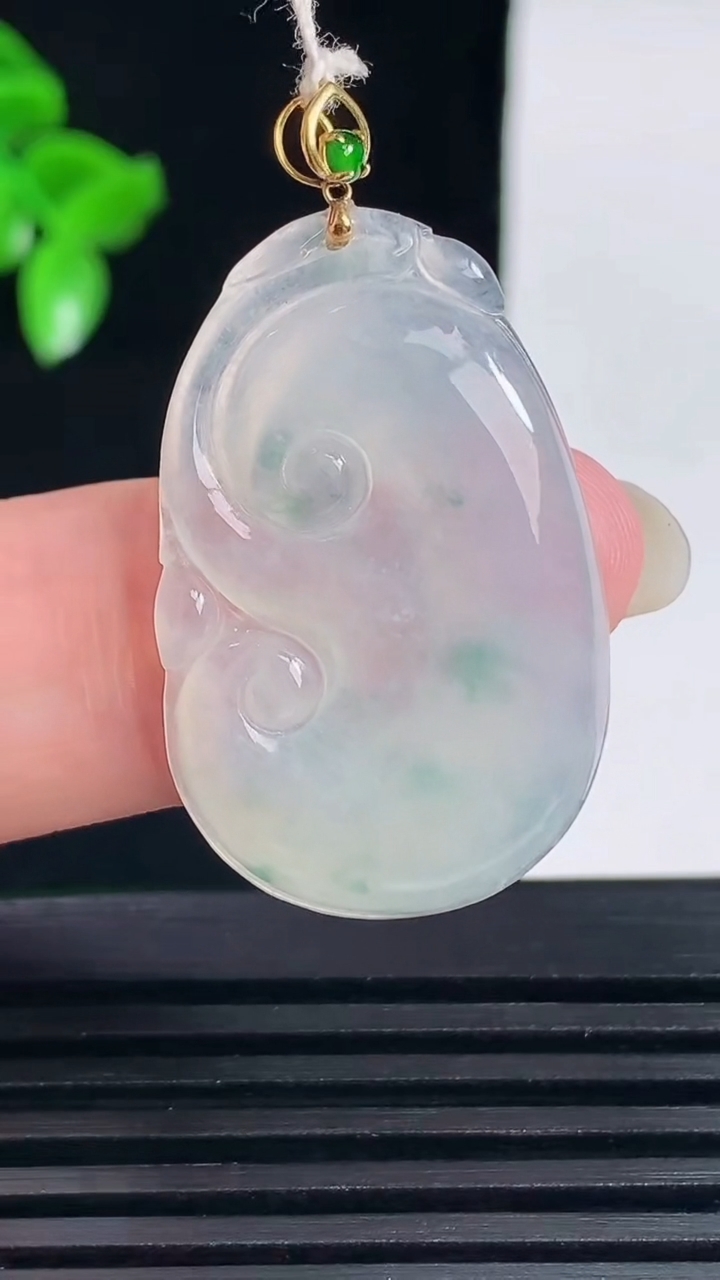 天然A货翡翠种飘花如意吊坠，尺寸31-19.7-3.3重量:4.65g
6月14日