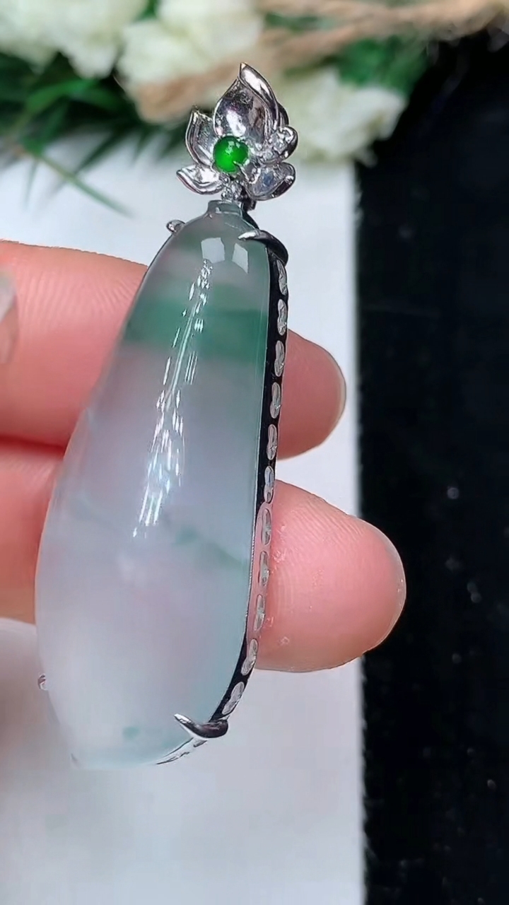 天然A货翡翠飘花福瓜吊坠，尺寸35-14.5-7.3，重量:6.32g
6月14日