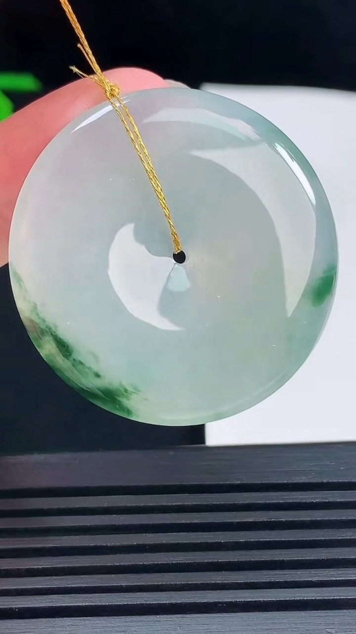 天然A货翡翠飘花平安扣吊坠，尺寸38-5 重量:16.09g
6月14日