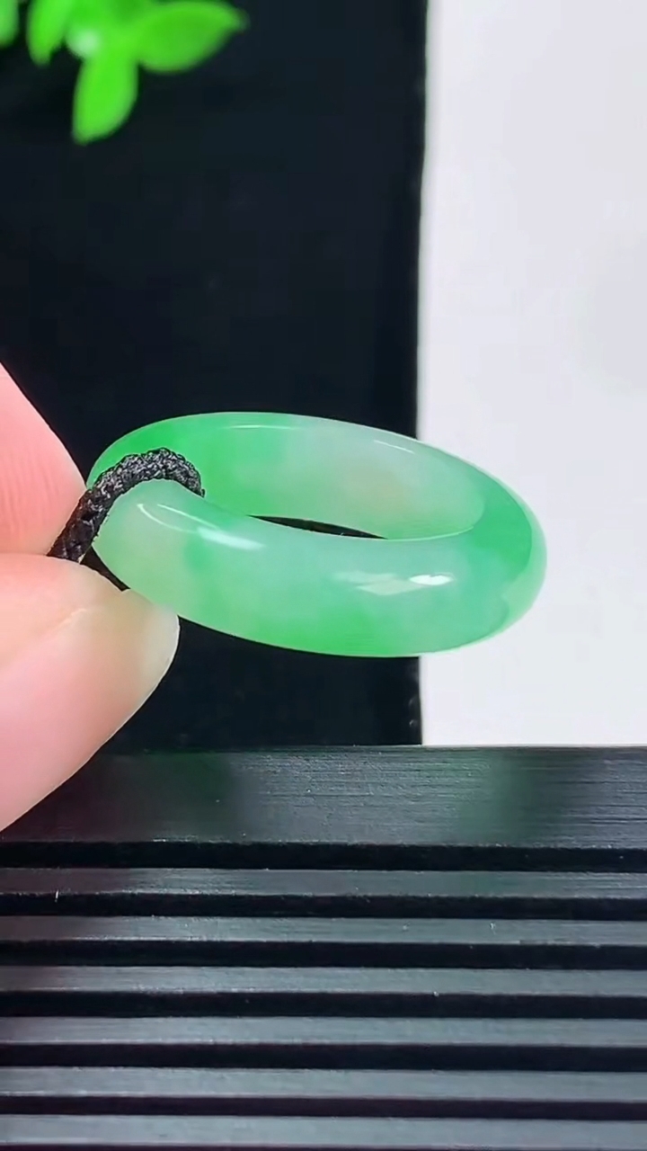 天然A货翡翠玉指环 戒指，尺寸16.2-5.2-3.6 重量:3.84g2026年6月14日
工厂直销收藏佳品,种好水足，色泽均匀，有种有色，上手高大气！