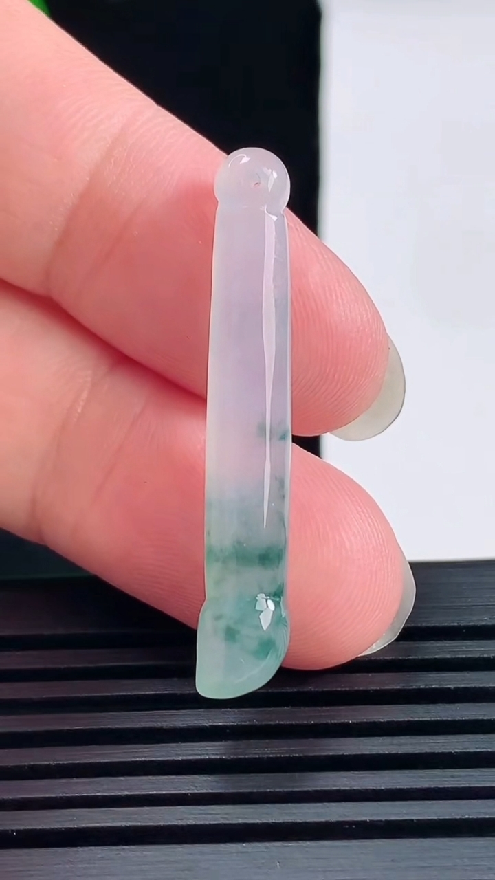 天然A货翡翠冰种飘花毛笔吊坠，尺寸38.6-6.2 重量:2.84g
6月14日
