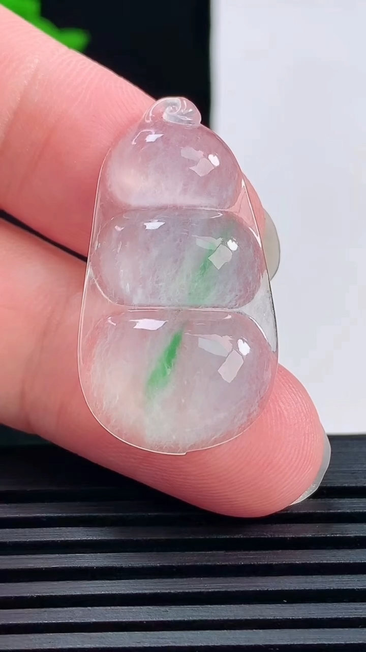 天然A货翡翠福豆镶嵌件，尺寸32.6-18-4 重量:3.67g
6月14日